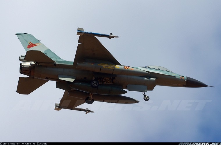 Mat phanh, tiem kich F-16 truot khoi duong bang, lat ngua-Hinh-8