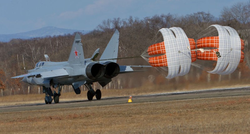 Theo doi tiem kich MiG-31 chuan bi vuot 2.200km danh chan-Hinh-7