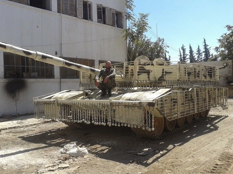 Xe tang T-72 Syria nang cap van khong chong noi RPG-29-Hinh-4