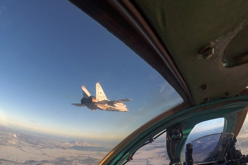 Dung manh tiem kich MiG-31 danh chan tren tang binh luu-Hinh-8