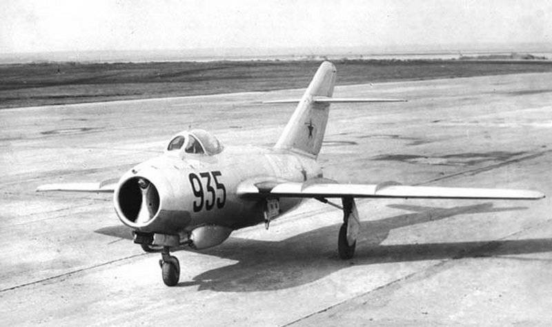 Kinh ngac: Trieu Tien dinh dung MiG-15 danh…tau san bay-Hinh-4