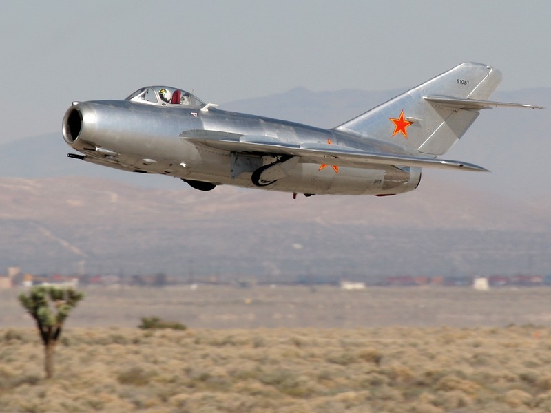 Kinh ngac: Trieu Tien dinh dung MiG-15 danh…tau san bay-Hinh-8