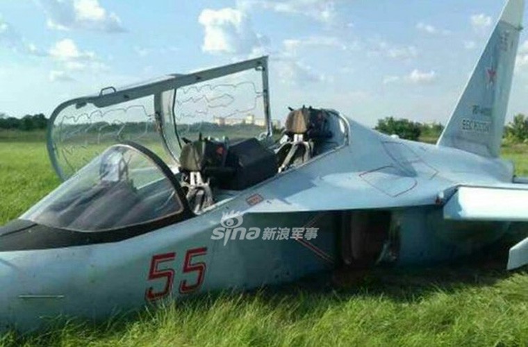 Kinh hoang: Hai may bay Yak-130 gap nan trong mot ngay-Hinh-4