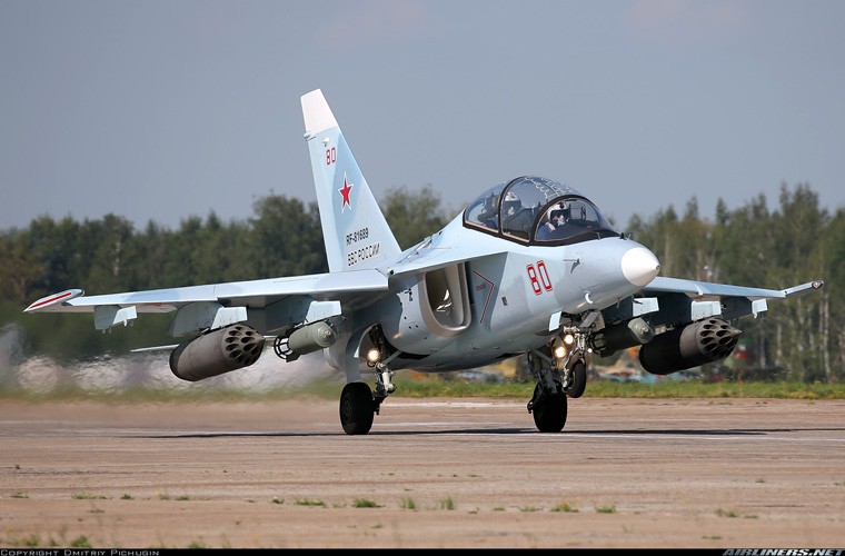Kinh hoang: Hai may bay Yak-130 gap nan trong mot ngay-Hinh-8