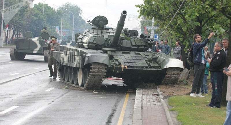 Huc cot dien, xe tang T-72 nhan cai ket dau dieng-Hinh-2