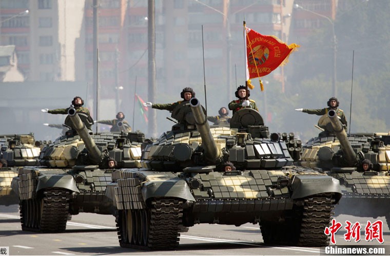 Huc cot dien, xe tang T-72 nhan cai ket dau dieng-Hinh-8