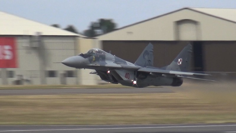 Kinh hoang canh MiG-29 cat canh that bai, boc chay no tung