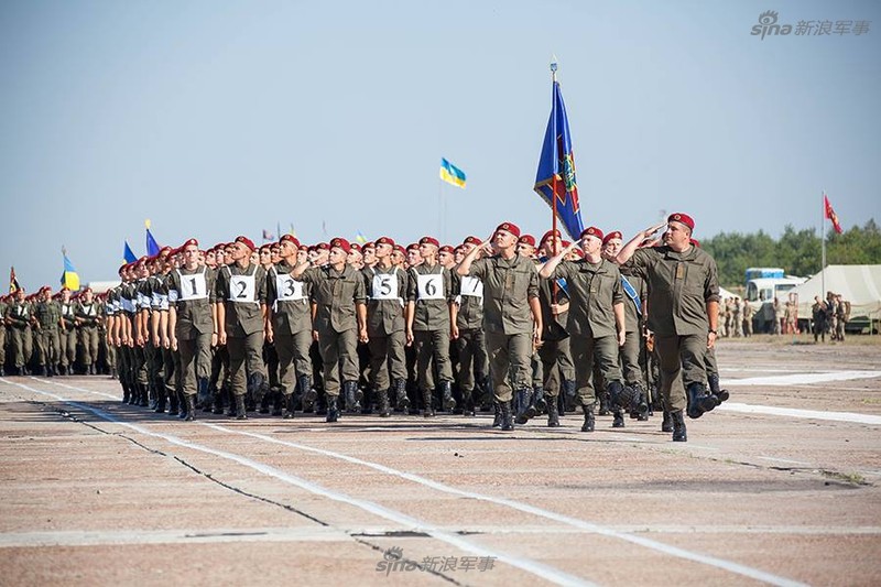 Lom com doi hinh duyet binh cua Ve binh Quoc gia Ukraine-Hinh-8