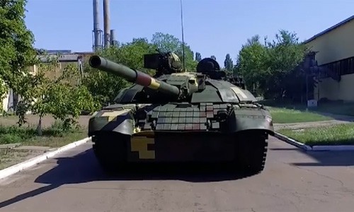 Ghen tuc T-72B3, Ukraine ra mat xe tang T-72AMT canh tranh