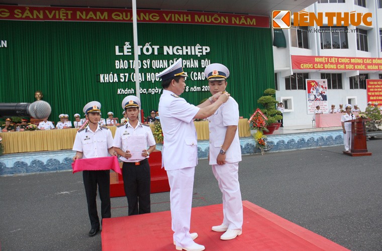 Khoanh khac an tuong trong le tot nghiep HVHQ Viet Nam-Hinh-3