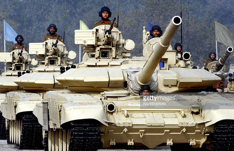 Kinh hoang: T-90S se tieu diet duoc xe tang cach 8km