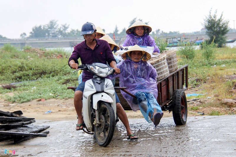 Anh: Dan mien Trung hoi ha gia co nha cua truoc bao manh-Hinh-11