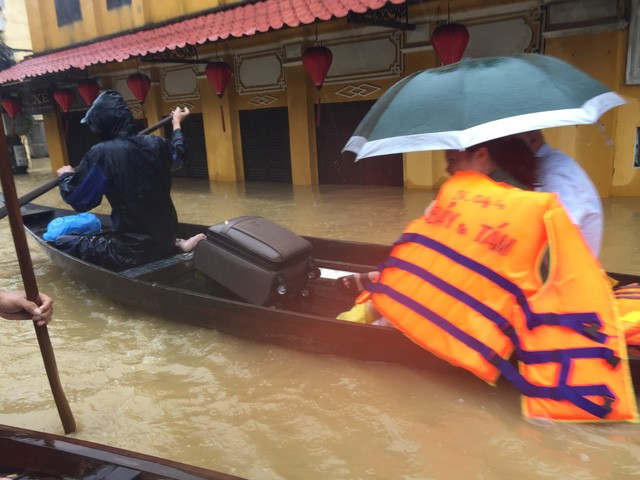 Hoi An nuoc ngap toi noc, du khach va dan cuong cuong chay lu-Hinh-10