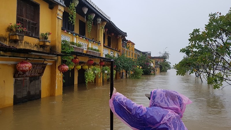 Hoi An nuoc ngap toi noc, du khach va dan cuong cuong chay lu-Hinh-2