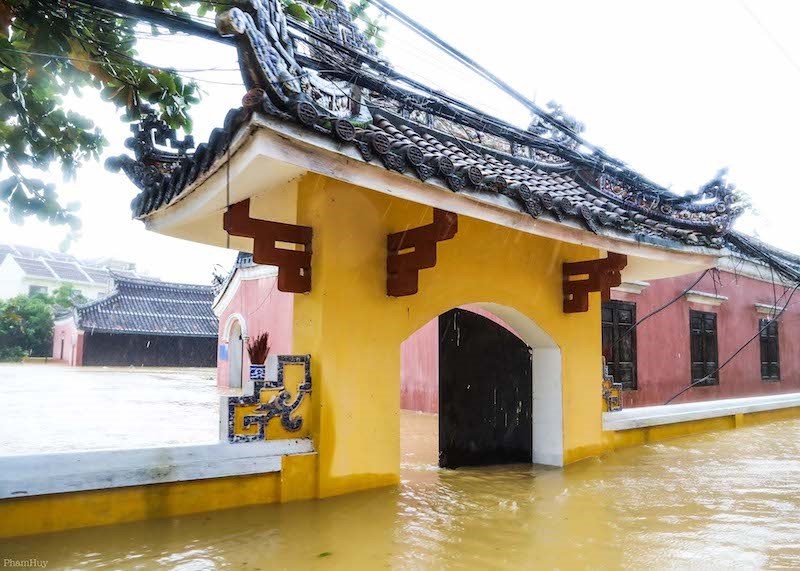 Hoi An nuoc ngap toi noc, du khach va dan cuong cuong chay lu-Hinh-3