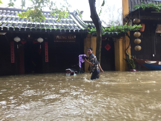 Hoi An nuoc ngap toi noc, du khach va dan cuong cuong chay lu-Hinh-5