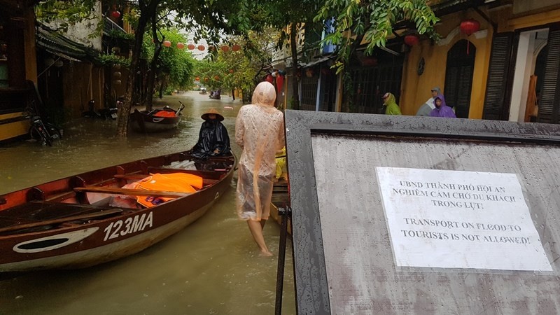 Hoi An nuoc ngap toi noc, du khach va dan cuong cuong chay lu-Hinh-8