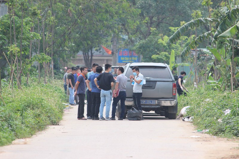 Ha Noi: Di nhat rac, kinh hai phat hien thi the ben duong