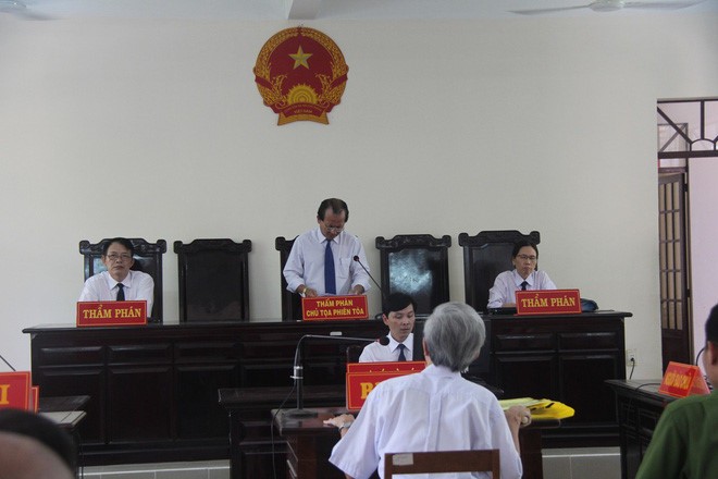 Ong Nguyen Khac Thuy tu nguyen toi nha giam thi hanh an-Hinh-2