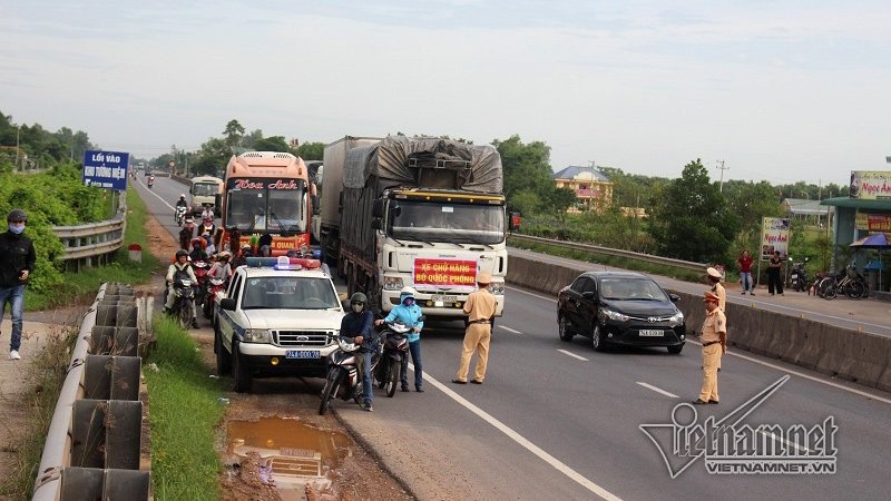 Vu xe ruoc dau gap nan: Tram oto nhuong duong dam tang-Hinh-3