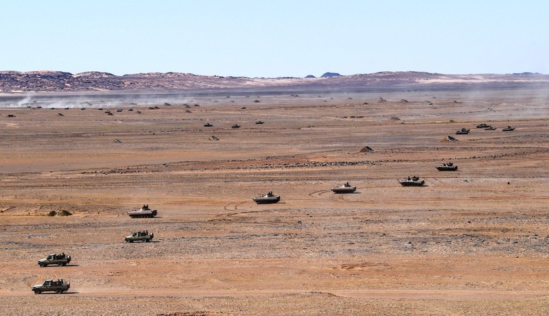 Choang ngop Quan doi Algeria tap tran voi xe tang T-90, tiem kich Su-30-Hinh-8