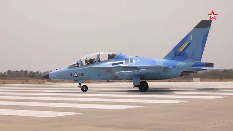 Myanmar se mua 18 may bay Yak-130, Viet Nam chua co chiec nao!-Hinh-4