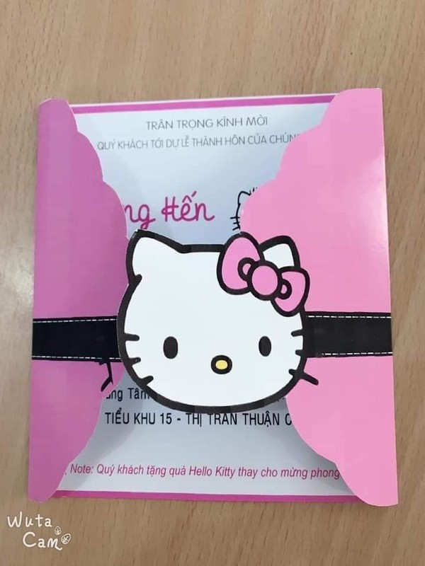 Co gai cuong Kitty: Mong quy khach tang qua Hello Kitty thay cho mung phong bi