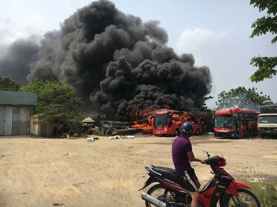 Xe khach giuong nam dang dau bong chay rui