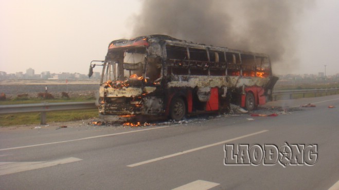 Xe khách cháy ngùn ngụt tren duòng Pháp Van-Hinh-3