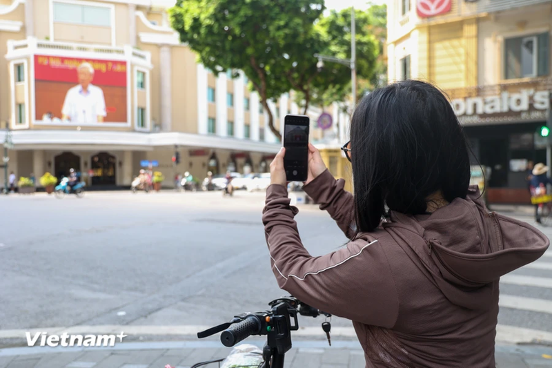 Ha Noi: Nhieu don vi treo co ru som tuong nho Tong Bi thu Nguyen Phu Trong-Hinh-11