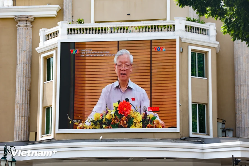 Ha Noi: Nhieu don vi treo co ru som tuong nho Tong Bi thu Nguyen Phu Trong-Hinh-12