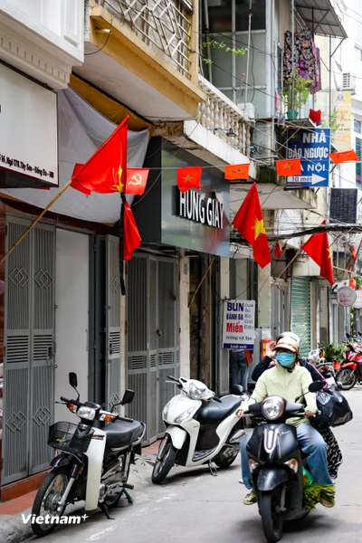 Ha Noi: Nhieu don vi treo co ru som tuong nho Tong Bi thu Nguyen Phu Trong-Hinh-9