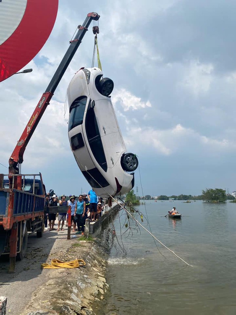 Vo chong dan chai cuu 2 nguoi trong o to bi lu cuon giua dem