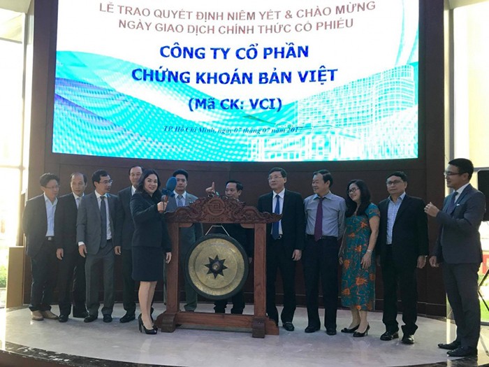 Co phieu Ban Viet kich tran, ong To Hai "dut tui" 200 ty