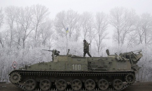 Ukraine rut vu khi hang nang theo lenh ngung ban