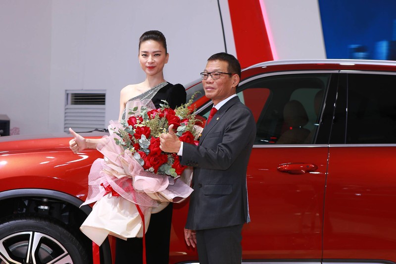 VinFast ban giao xe Lux SA2.0 gia 1,7 ty dong cho dai su thuong hieu Ngo Thanh Van-Hinh-5