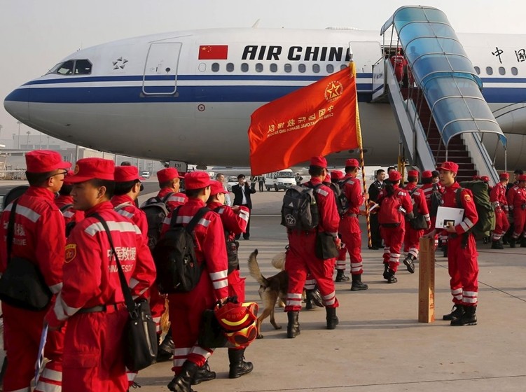 Hon 2.000 nguoi chet, cuu tro dong dat quoc te den Nepal-Hinh-2