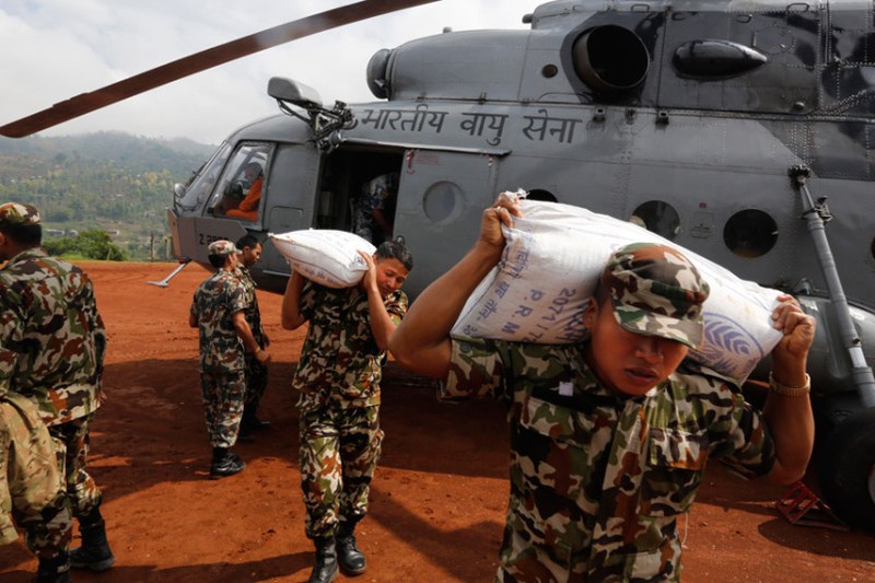 Hau dong dat Nepal: Dan chung xung dot voi canh sat-Hinh-8