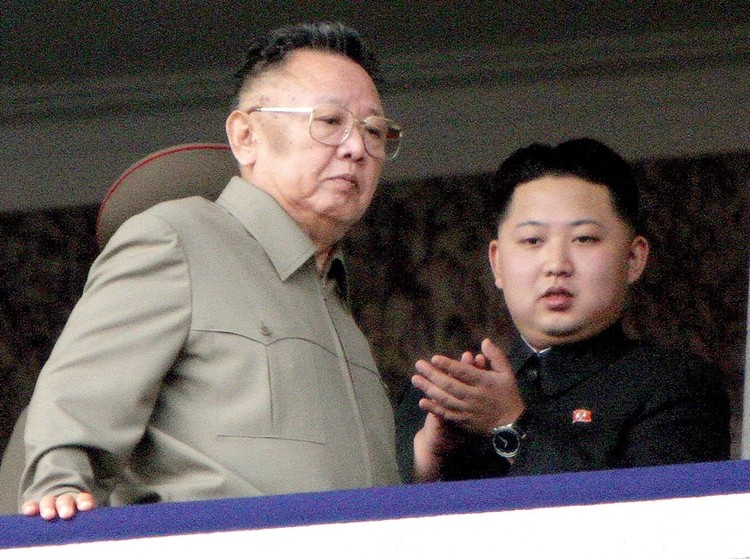 Ong Kim Jong-un hoc  tu cha nghe thuat “tung hoa mu”?