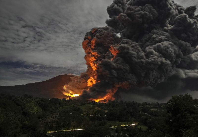 Nui lua Sinabung o Indonesia lai phun khoi bui-Hinh-4