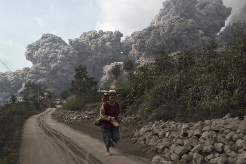 Nui lua Sinabung o Indonesia lai phun khoi bui-Hinh-5