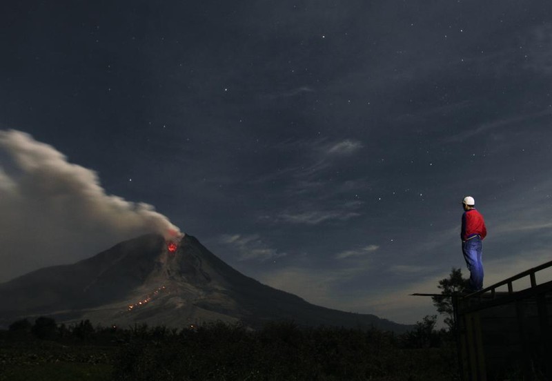 Nui lua Sinabung o Indonesia lai phun khoi bui-Hinh-8