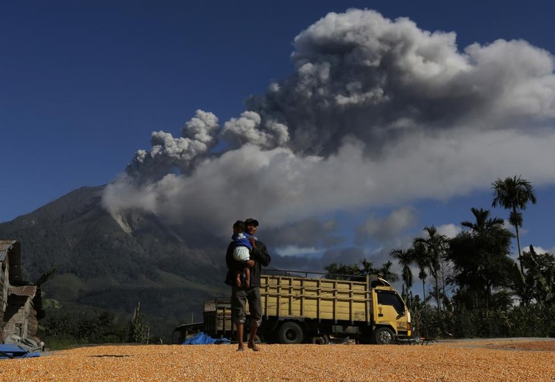 Nui lua Sinabung o Indonesia lai phun khoi bui-Hinh-9