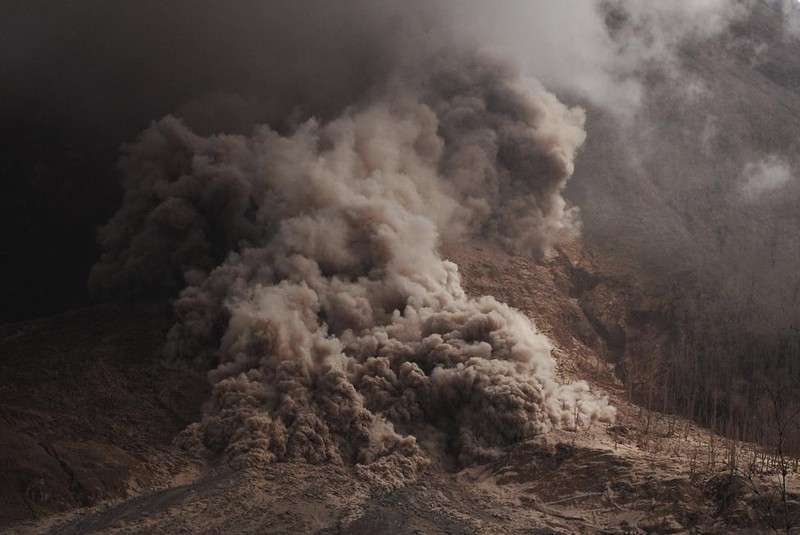 Nui lua Sinabung o Indonesia lai phun khoi bui