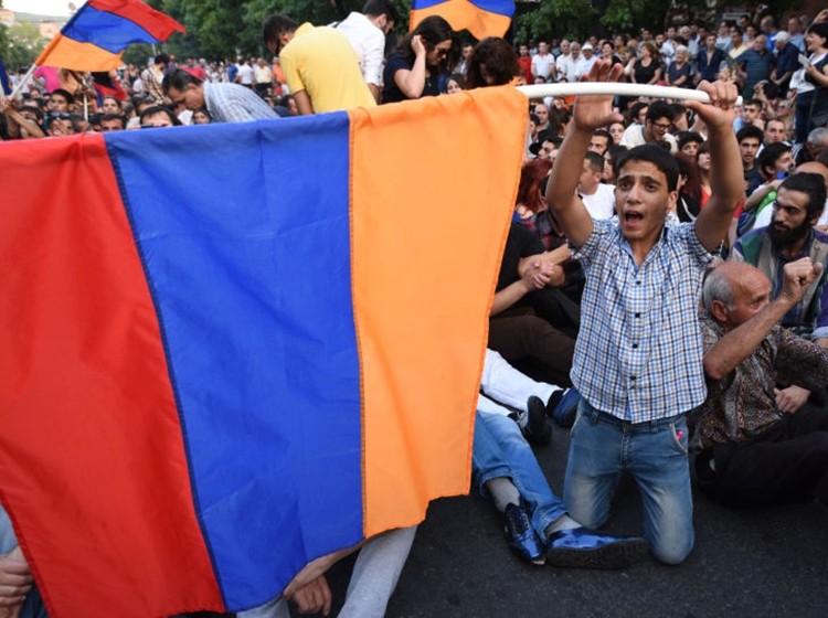 Armenia dang lap lai giai doan dau dao chinh Ukraine?
