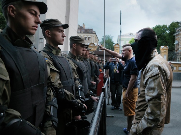 Ukraine: Phe cuc huu Right Sector dau sung voi canh sat-Hinh-2
