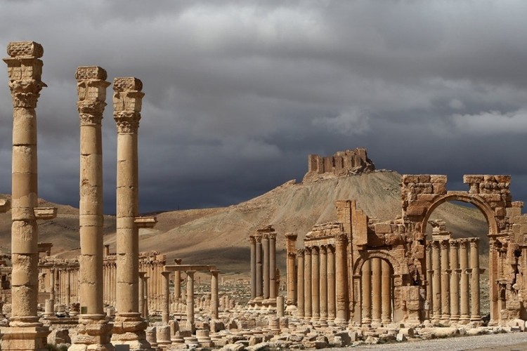 Phien quan IS dang thao chay khoi thanh co  Palmyra
