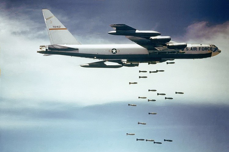 My bat dau dung “phao dai bay” B-52 nem bom IS