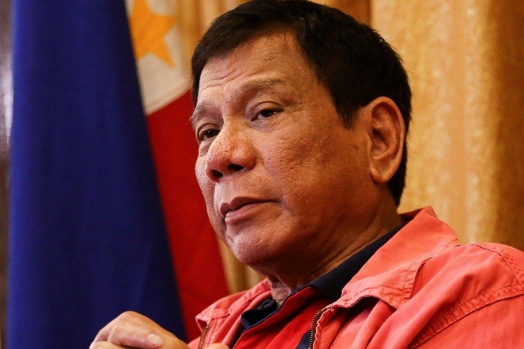 Bien Dong: Tong thong Philippines Duterte “tien thoai luong nan”-Hinh-2