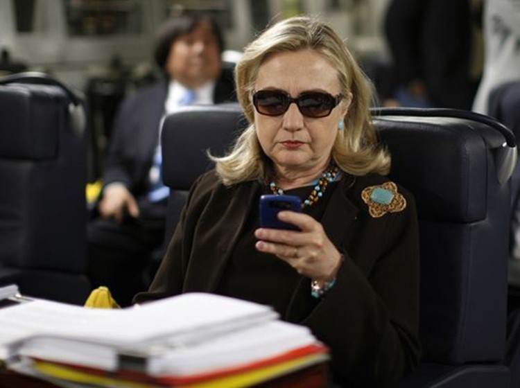 Vi sao FBI lai dieu tra email ca nhan cua ba Clinton?